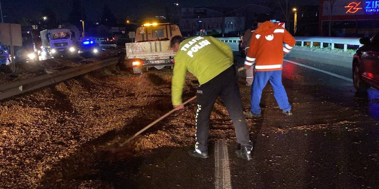 Polis Eline Aldığı Fırçayla Devrilen Tırdan Yola Dökülen Talaşı Temizledi