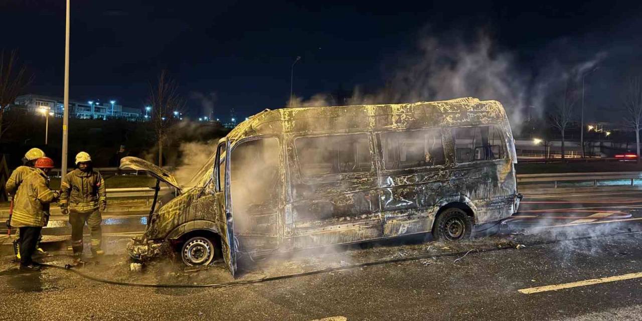 Kağıthane’de Servis Minibüsü Yanarak Kullanılamaz Hale Geldi