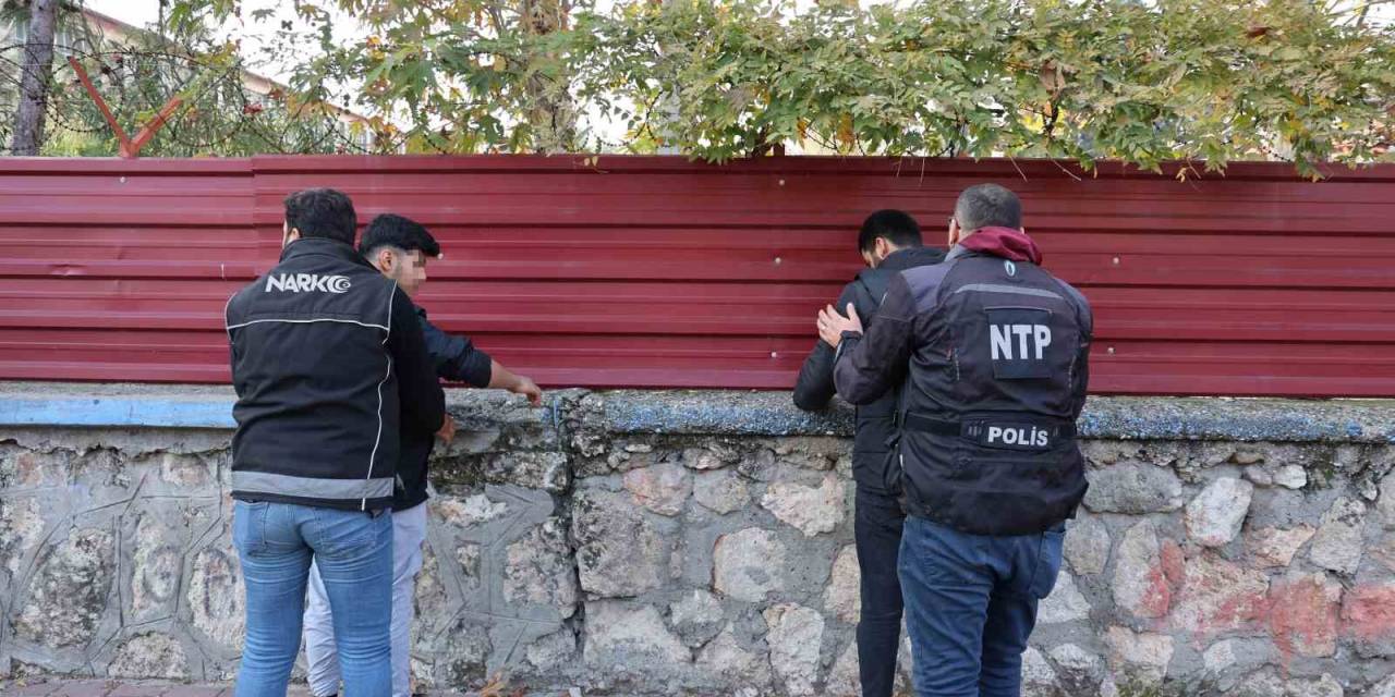 Adana’da Narkotik Polisinden Okul Önünde Uygulama