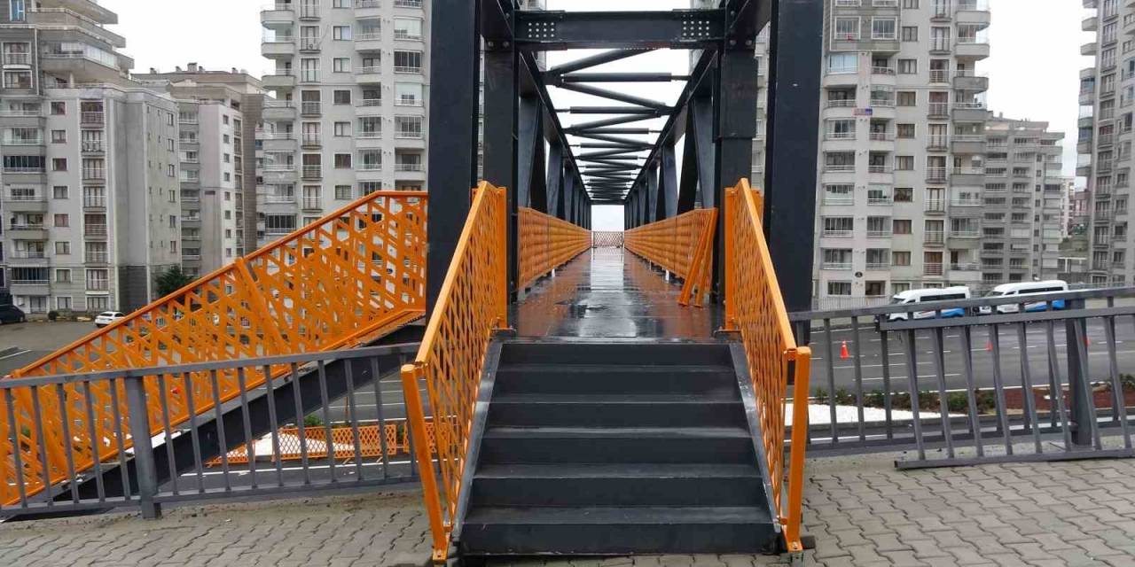 Yapımına Geçen Hafta Başlanmıştı, Yayalar İçin Tehlike Oluşturan Noktaya Üst Geçit Yapıldı