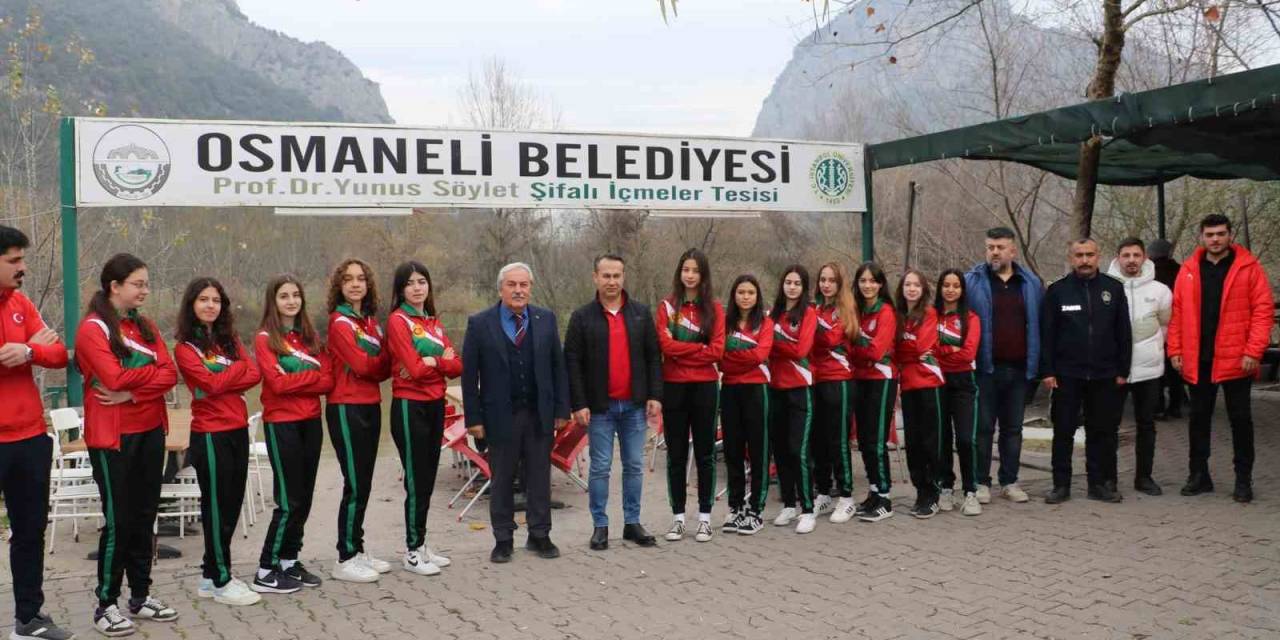 1308 Osmaneli Belediyespor Kız Voleybol Takımına Tam Destek