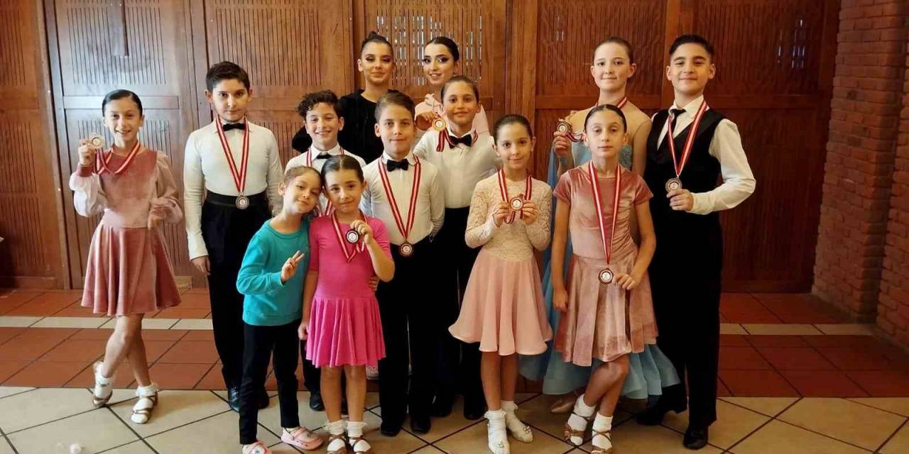 Dans Topluluğu 15 Madalyayla Döndüler