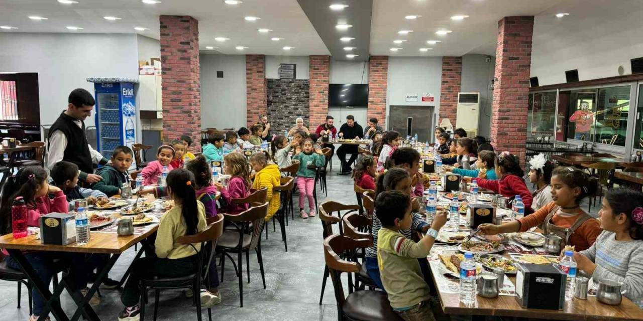 Çadırda Kalan Çocuklara Kebap İkram Edildi