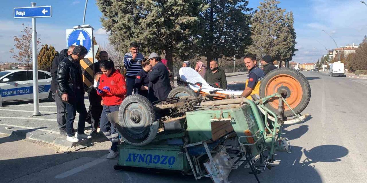 Otomobille Çarpışan 3 Tekerli Motosiklet Yol Ortasına Devrildi: 2 Yaralı