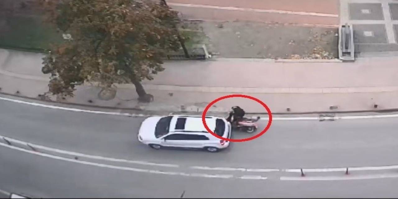 Yolda Aniden Durup Geri Hareket Eden Araç, Az Daha Motosikletliyi Eziyordu