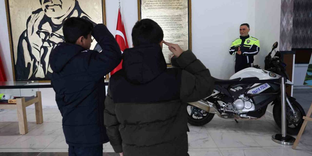 Şehit Fethi Sekin’in Balmumu Heykeliyle Tanışan Çocukların Dokunaklı Selamı