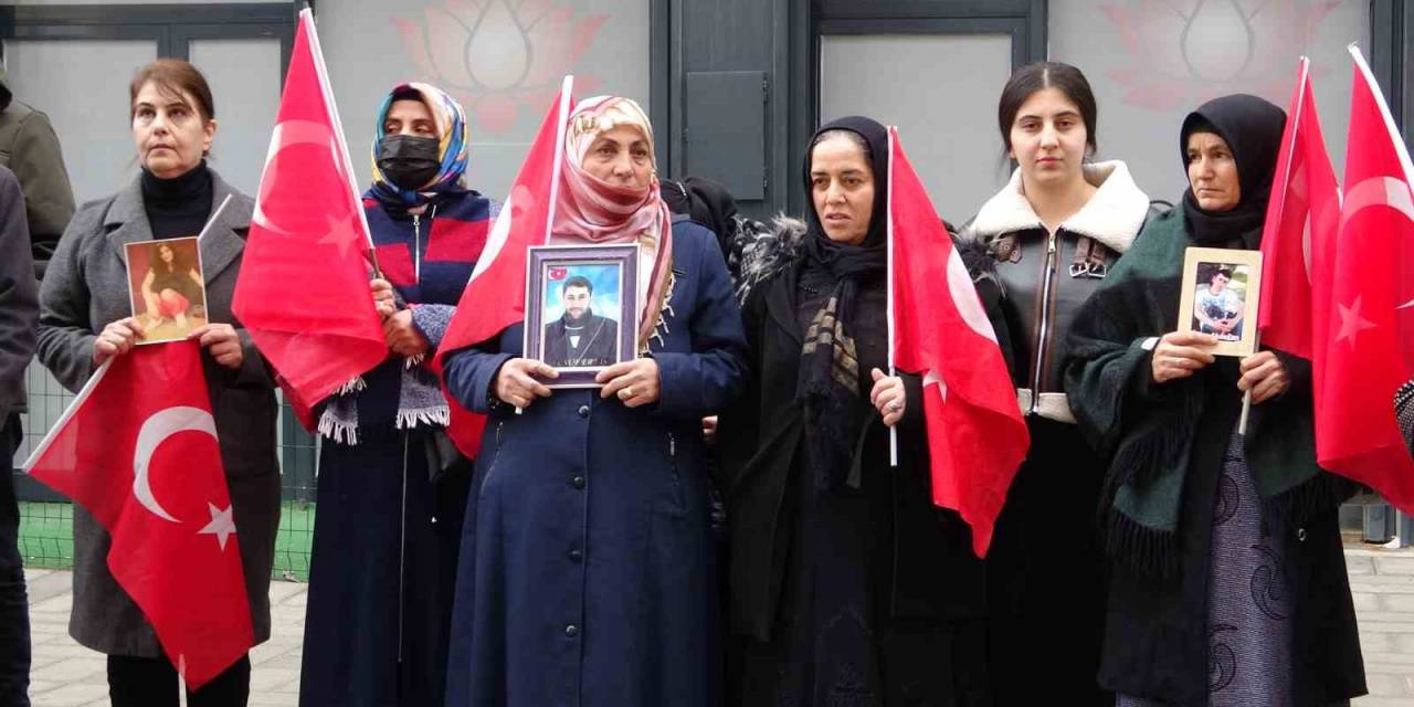 Evlat Nöbetindeki Anne: “Çocuklarımızı Kaybettiğimiz Hdp Kapısında İstiyoruz”
