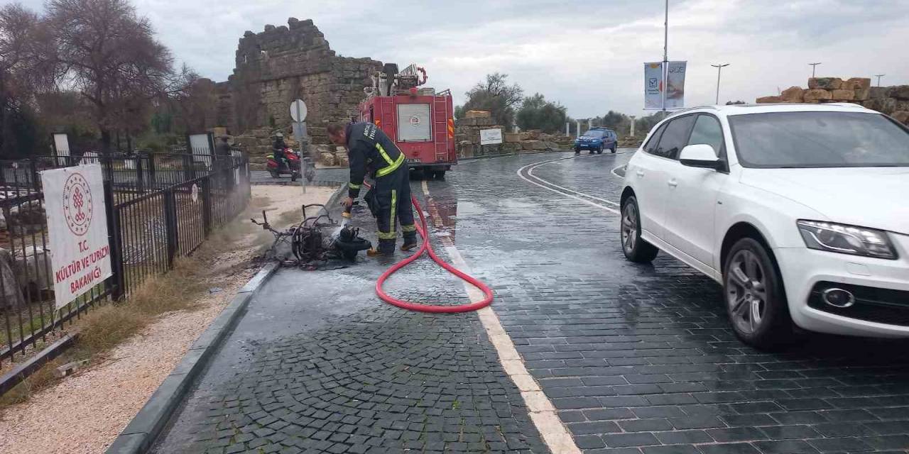 Devrilen Motosiklet Yandı, Sürücü Kazada Yaralandı