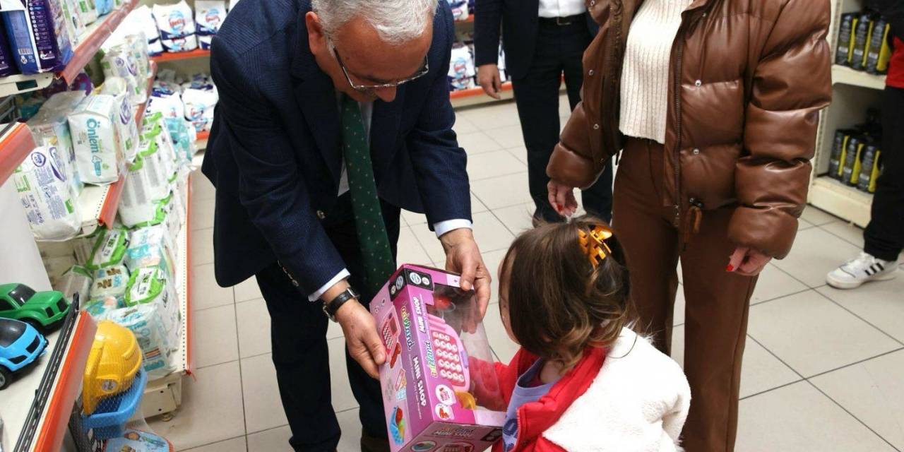 Hayırseverlerin Bağışları Miniklere Ulaştırıldı