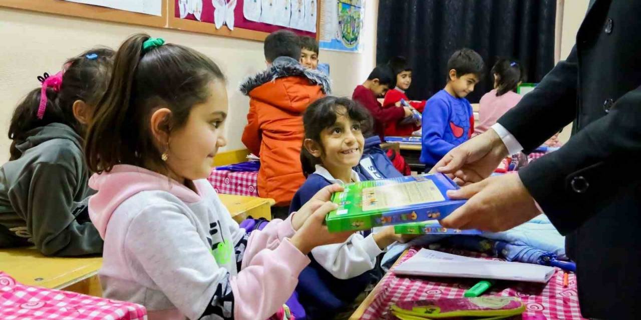 Diyarbakır’da Köy Okullarındaki Çocuklar Ziyaret Edilip Hediye Dağıtıldı