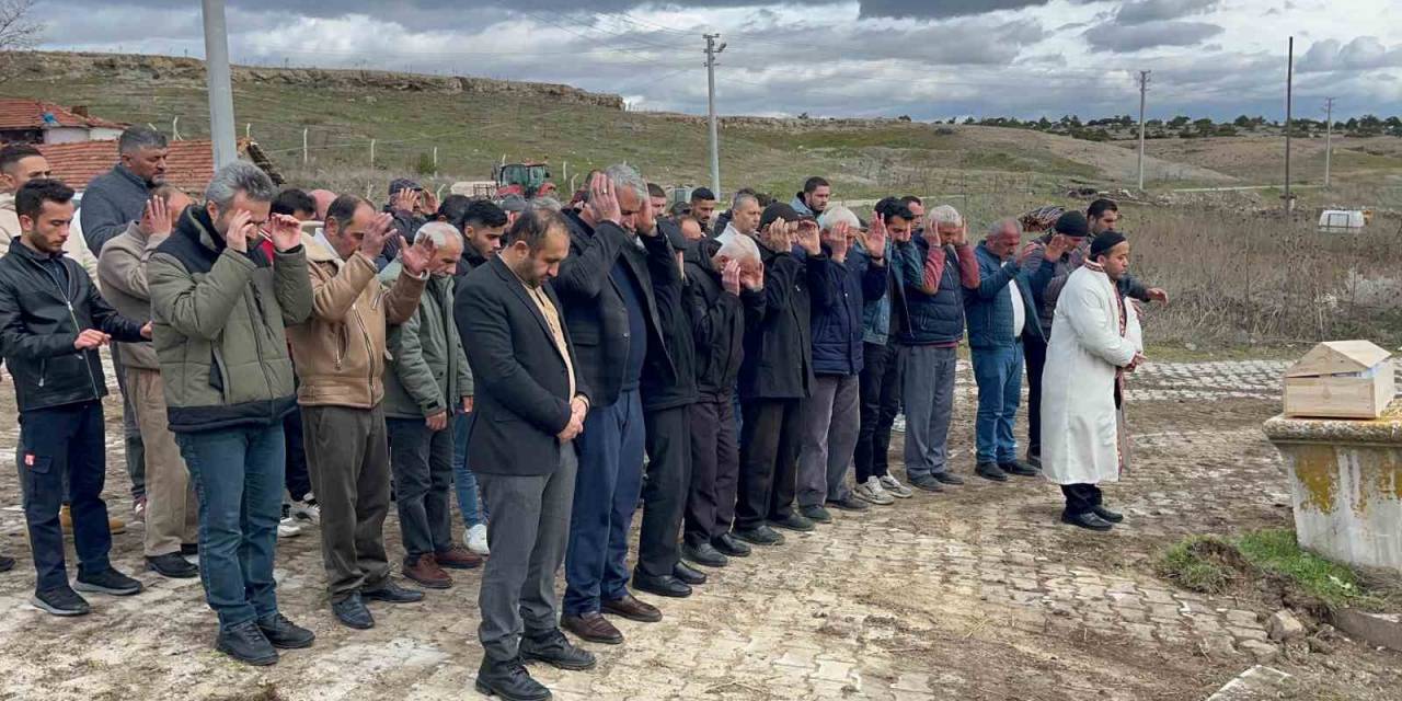 Köy Merkezinde Vücudunun Parçaları Bulunan Nazmi Önal’ın Cenazesi Çocuk Tabutuyla Toprağa Verildi