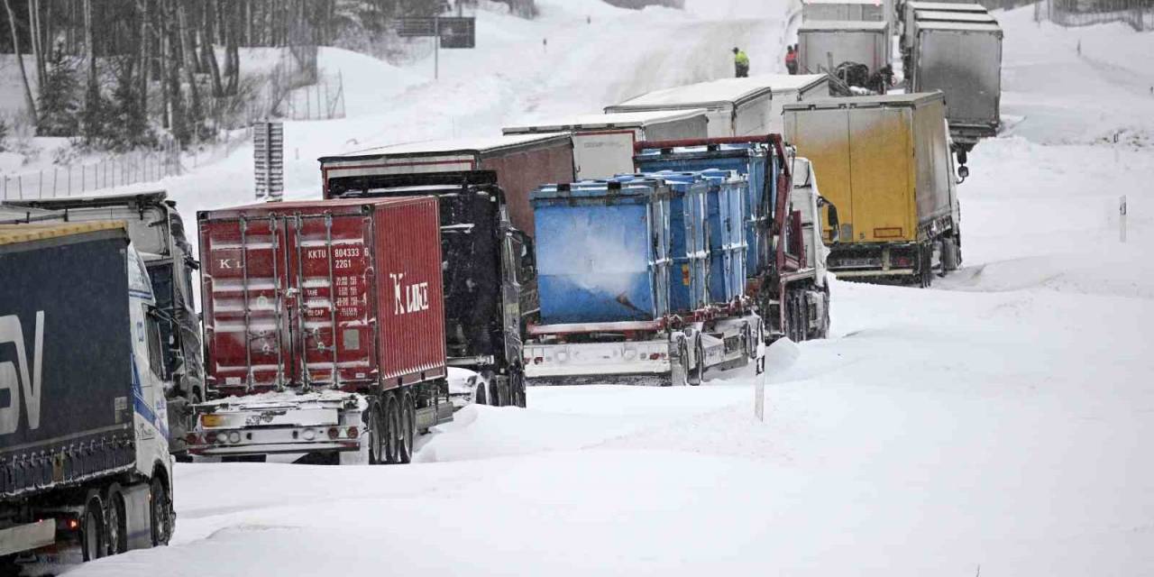 İsveç’te Kar Esareti: Bin Araç Yolda Mahsur Kaldı