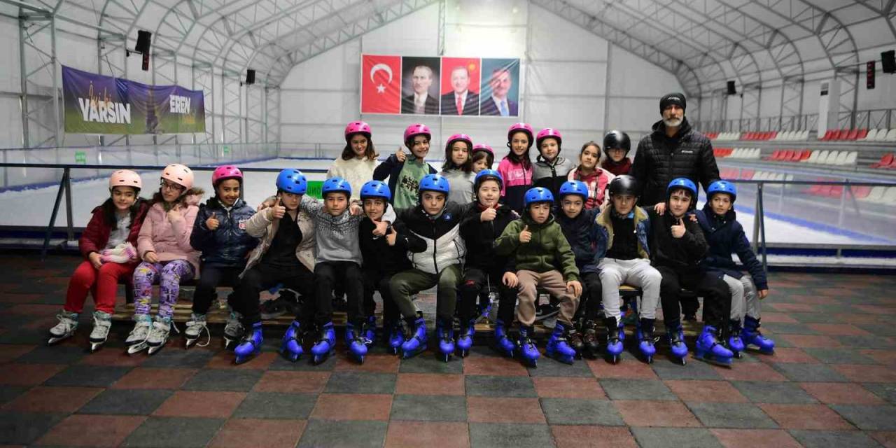 Mamak’ta Vatandaşlar Ücretsiz Buz Pateni Keyfi Yaşıyor