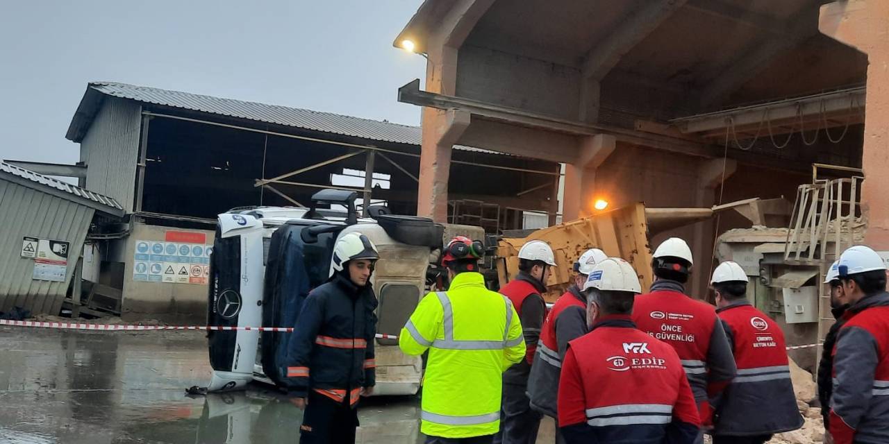 Mardin’de Hafriyat Kamyonu Devrildi: 2 Yaralı
