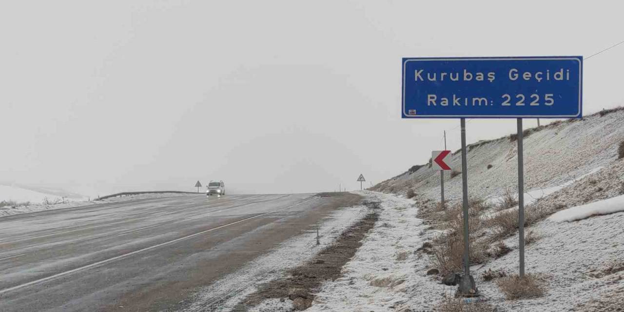 Kurubaş Ve Güzeldere Geçidi’nde Kar Ve Sis Etkili Oluyor