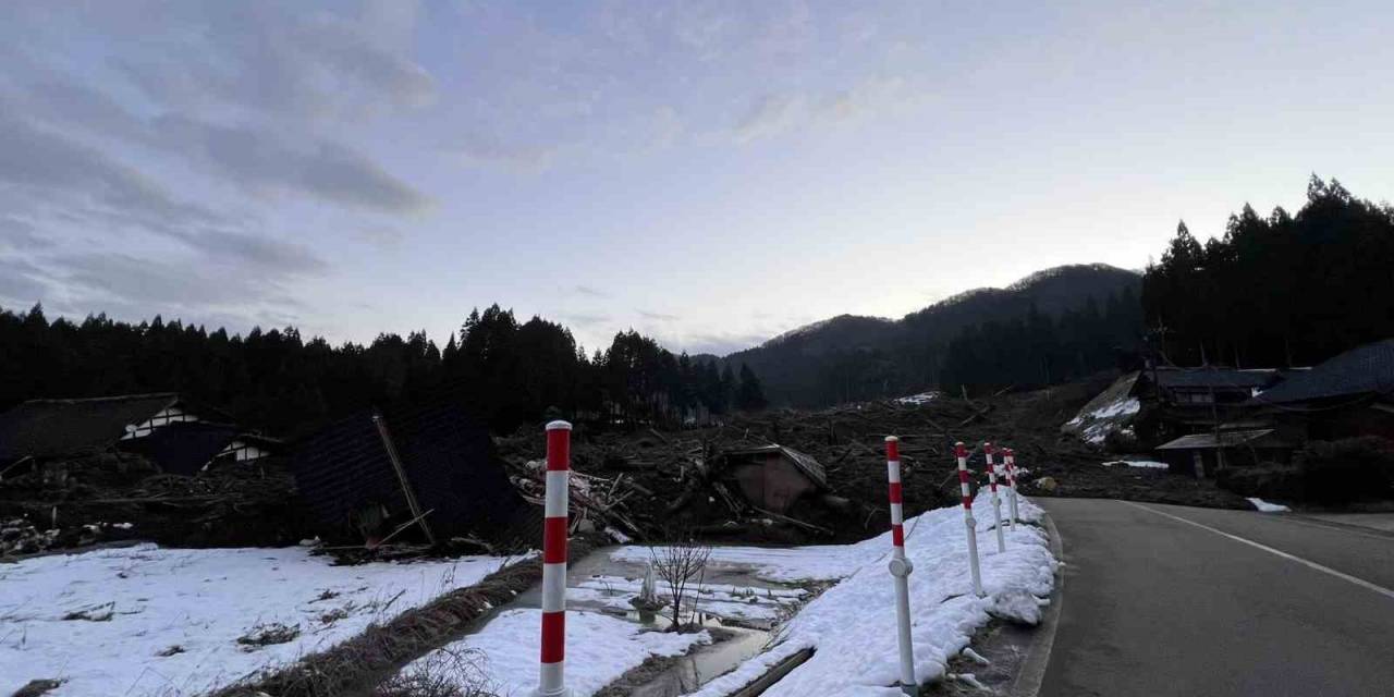 Japonya’daki 7.6’lık Deprem Sonrası Meydana Gelen Toprak Kayması Görüntülendi
