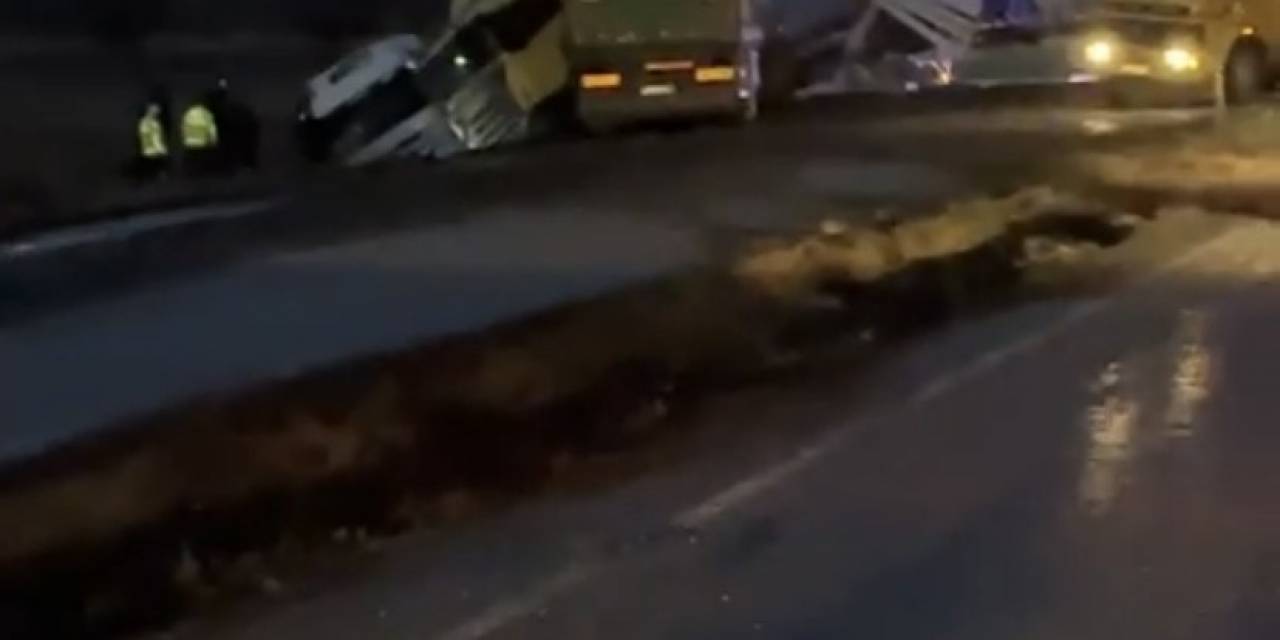 Kayseri’de Makaslayan Tır Karşı Şeride Geçti: 3 Tır Birbirine Girdi, 3 Kişi Yaralandı
