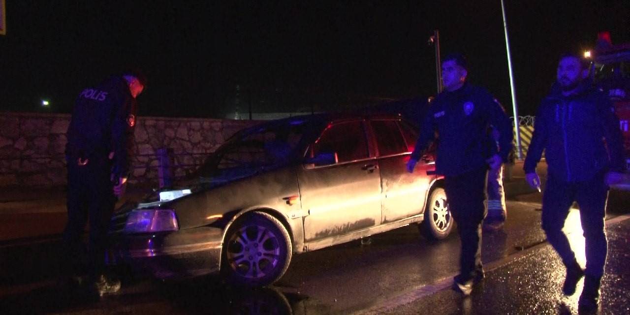 Pendik’te Virajı Alamayan Araç Bariyerlere Çarptı: 2’si Ağır 4 Yaralı