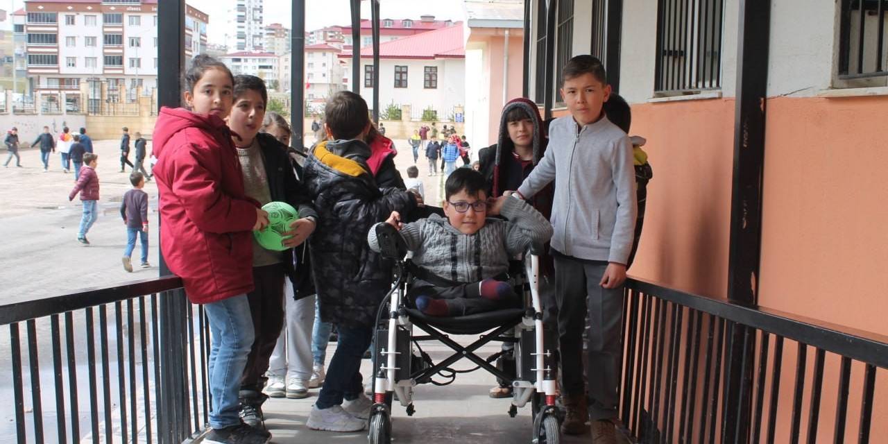 Tekerlekli Sandalyeyle Okula Giden Arkadaşlarının En Büyük Destekçileri Oldular