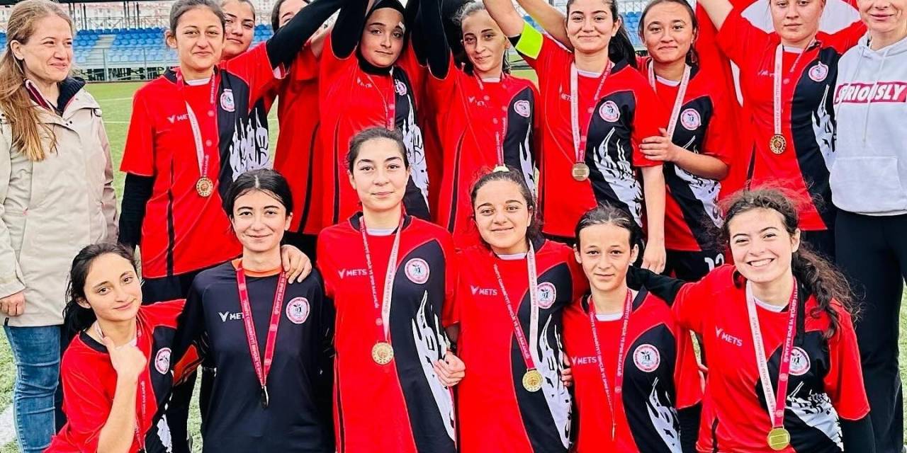 Gedizli Kızlar Futbolda İl Birincisi Oldu