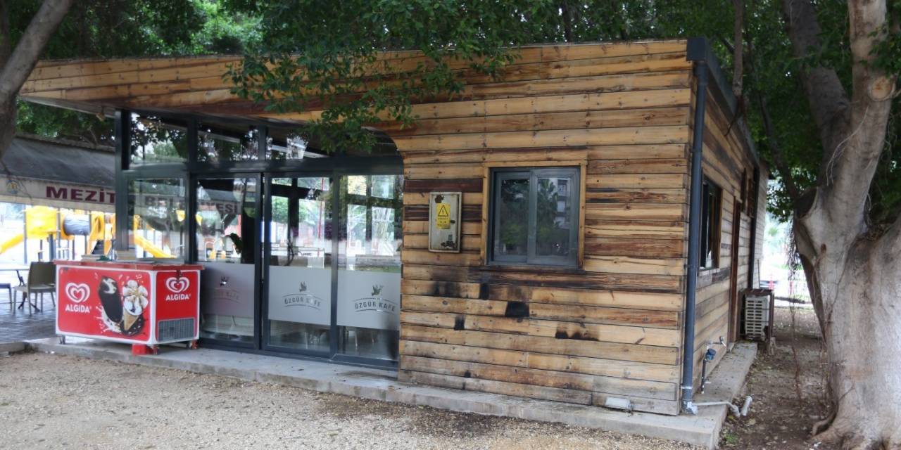 Mezitli Belediyesi Gönüllü Evinin Ahşap Duvarı Yakıldı