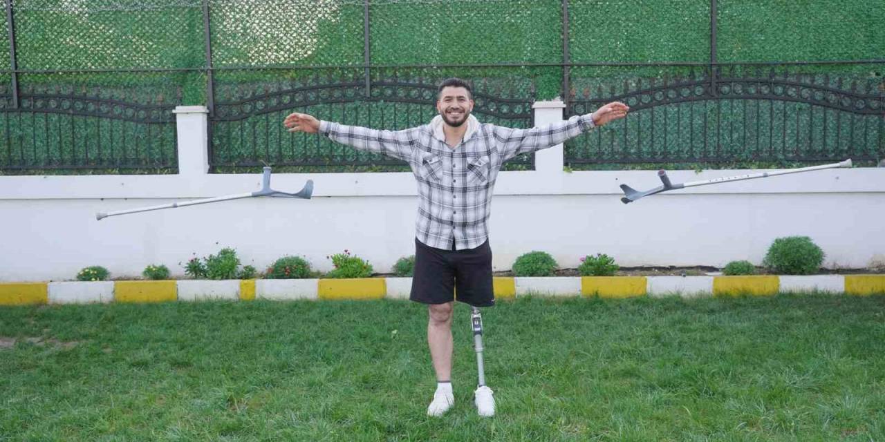 On Sene Sonra Yürümenin Mutluluğunu Yaşıyor: Uçak Bombasıyla Kaybettiği Bacağına Protezle Kavuştu