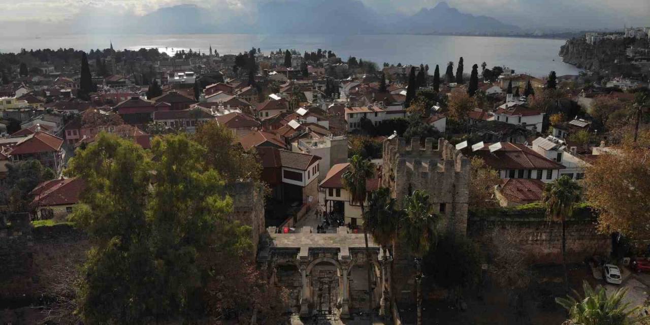 Antalya’nın 1894 Yıllık Tarihi Kapısında Egzoz Gazı Ve Diğer Etkenlerin Sebep Olduğu Kararmalar Giderilecek