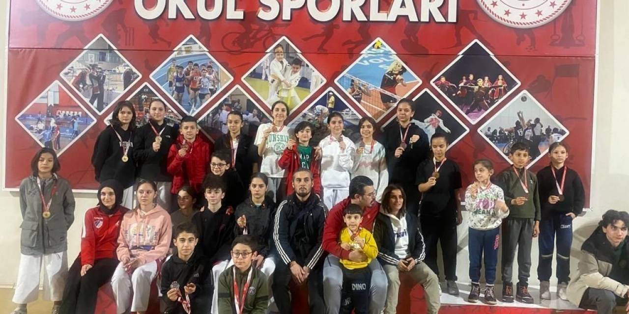 77 Sporcu Madalya İçin Tatamiye Çıktı