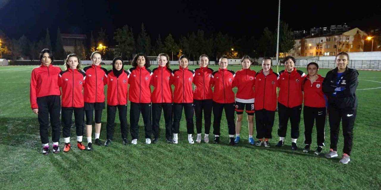 Topuklu Ayakkabılarını Bırakıp Kramponları Giydiler, Gözlerini Kupaya Diktiler