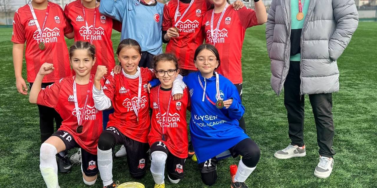 Küçük Kızlar Futbolda 75. Yıl Mühibe Germirli Ortaokulu Kayseri Şampiyonu