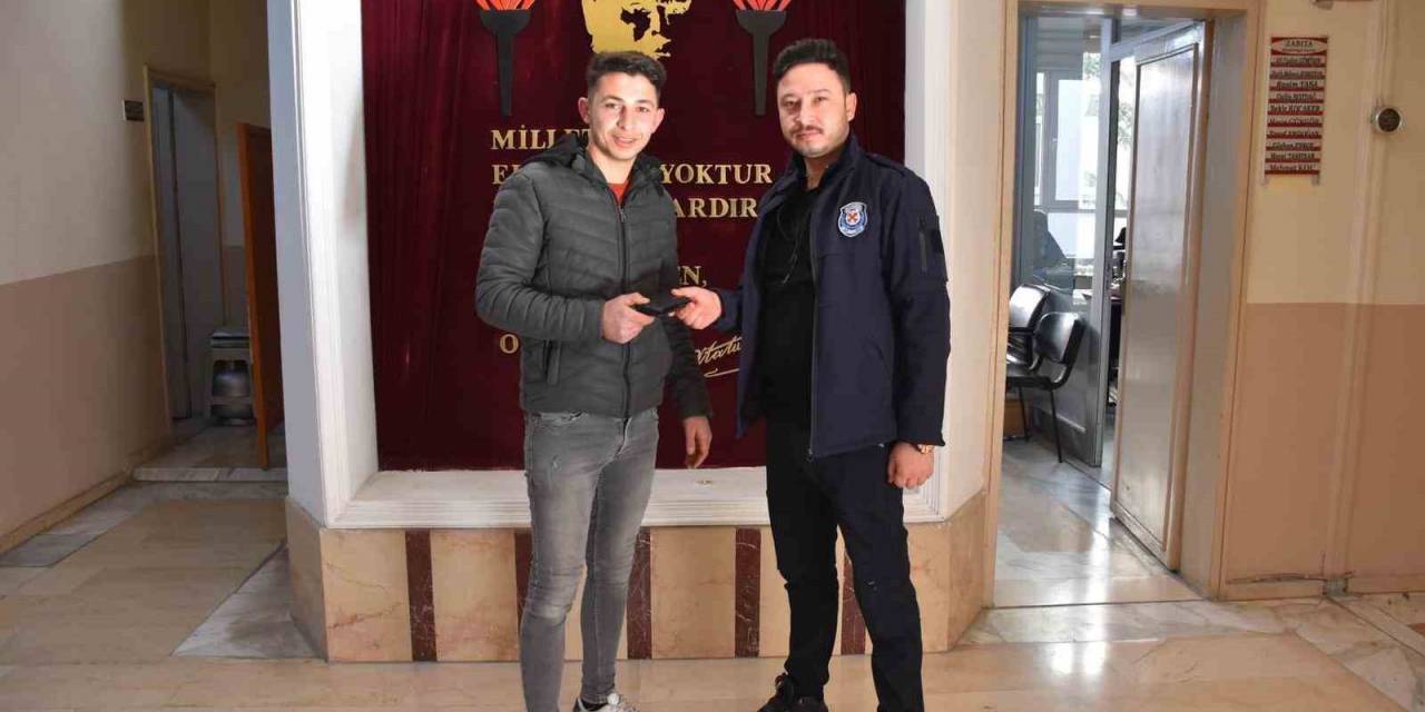 Atm’de Unutulan Para Ve Düşürülen Cüzdan Sahiplerine Teslim Edildi