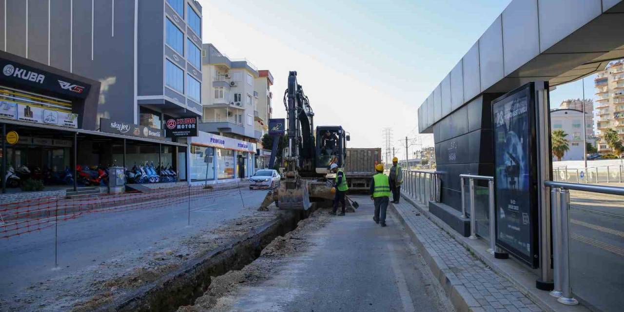 Büyükşehir Belediyesi Varsak’ta Eski İçme Suyu Hattını Yeniliyor