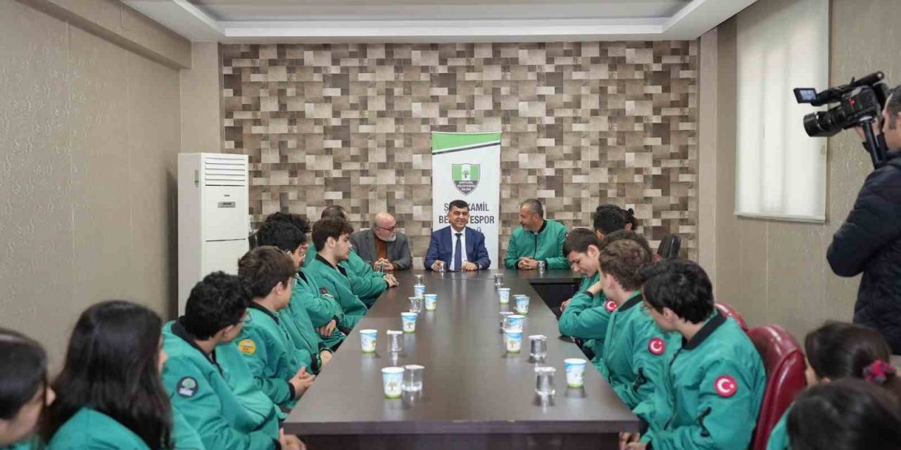 Fadıloğlu, Şampiyon Yüzücülerle Bir Araya Geldi