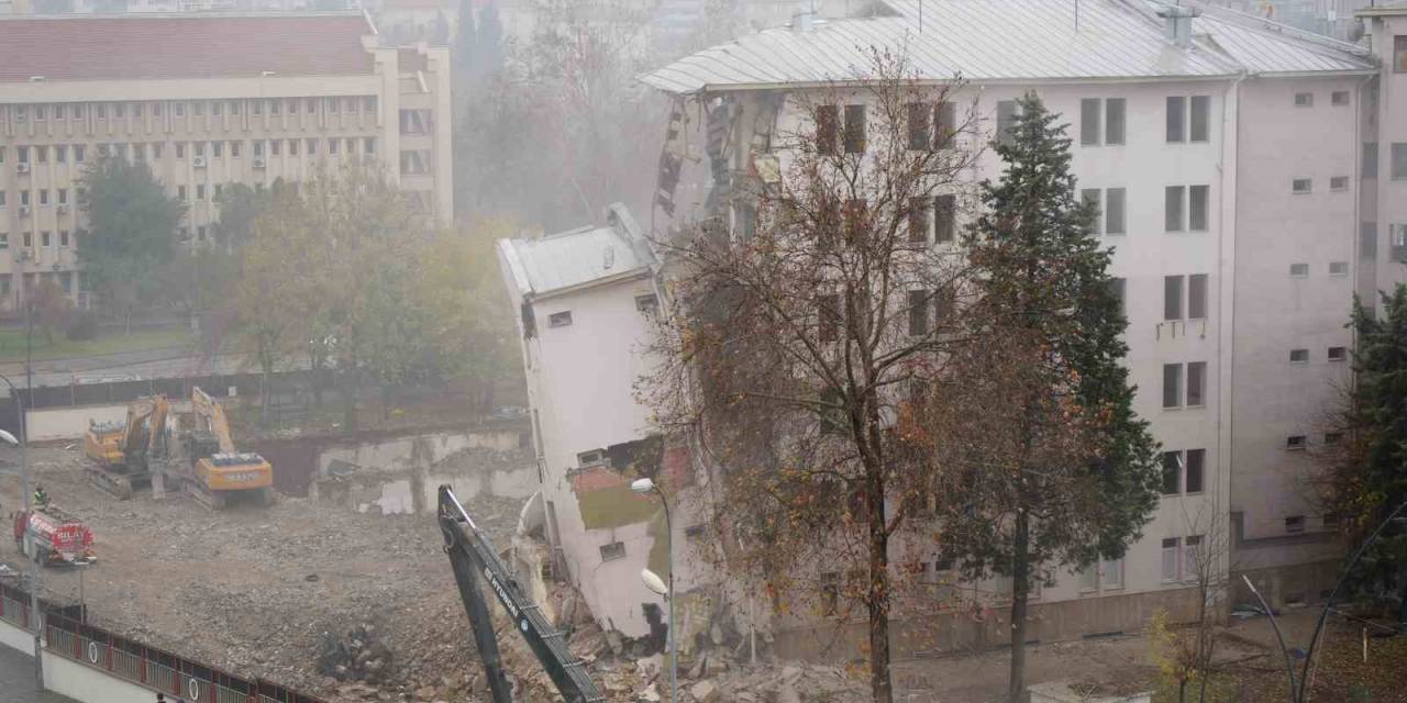 Depremde Ağır Hasar Alan Gaziantep Emniyet Müdürlüğü Binası Yıkım İşlemleri Sürüyor