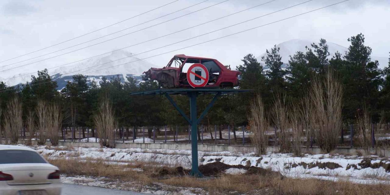 Trafik Kazalarını Önlemek İçin Hurda Araçlarla İlginç Farkındalık