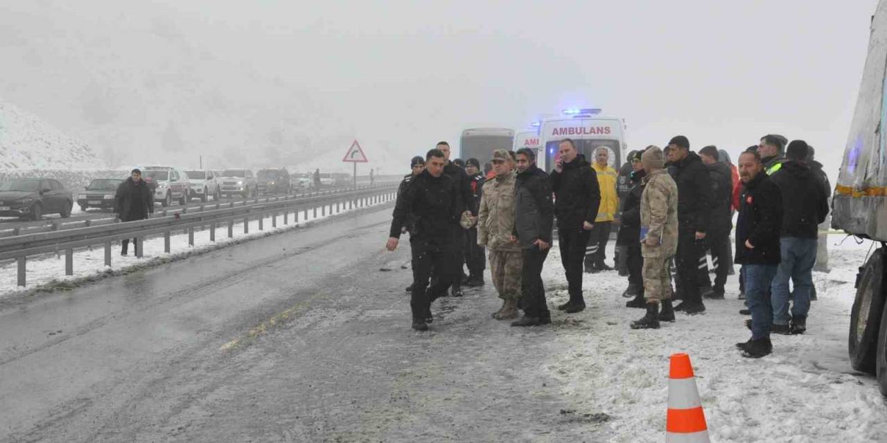 Sarıkamış’ta Zincirleme Kaza: 2 Ölü, 8 Yaralı