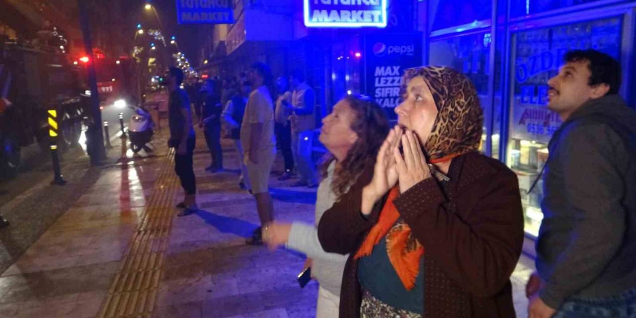Yaşlı Karı Kocanın Alev Alev Yanan Binada Olduğu İhbarı Mahalleliyi Sokağa Döktü