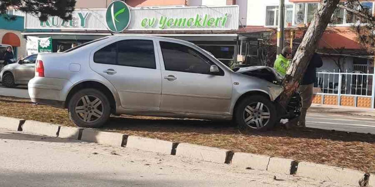 Yoldan Çıkan Otomobil, Ağaca Çarptı: 1 Yaralı