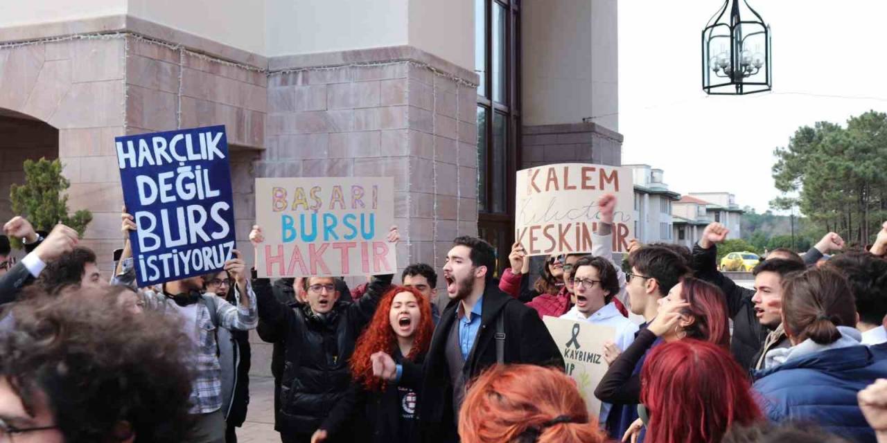 Koç Üniversitesi’nde Öğrencilerden Burs Protestosu