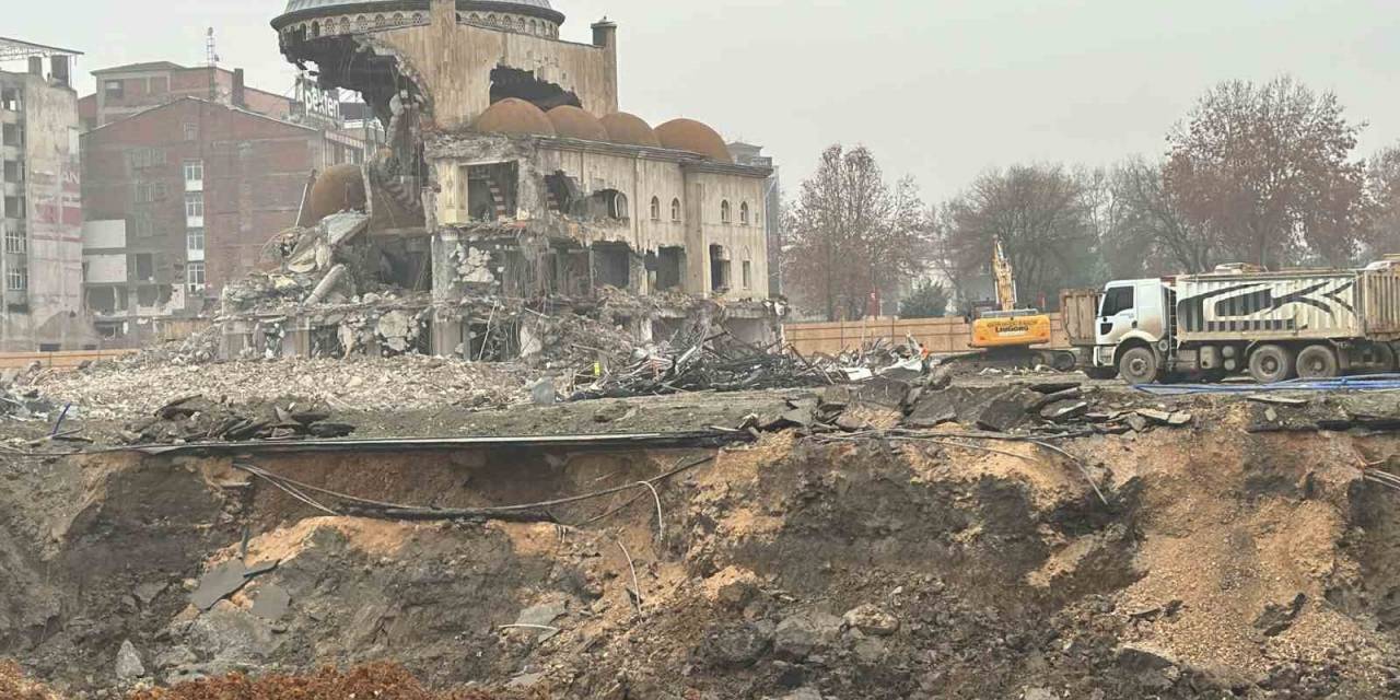 Depremde Hasar Alan Söğütlü Camii’nin Kubbesi Böyle Yıkıldı
