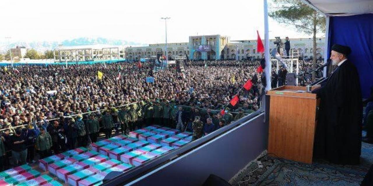 Reisi: “Alınacak İntikamın Yerini Ve Zamanını İran Silahlı Kuvvetleri Belirleyecektir”