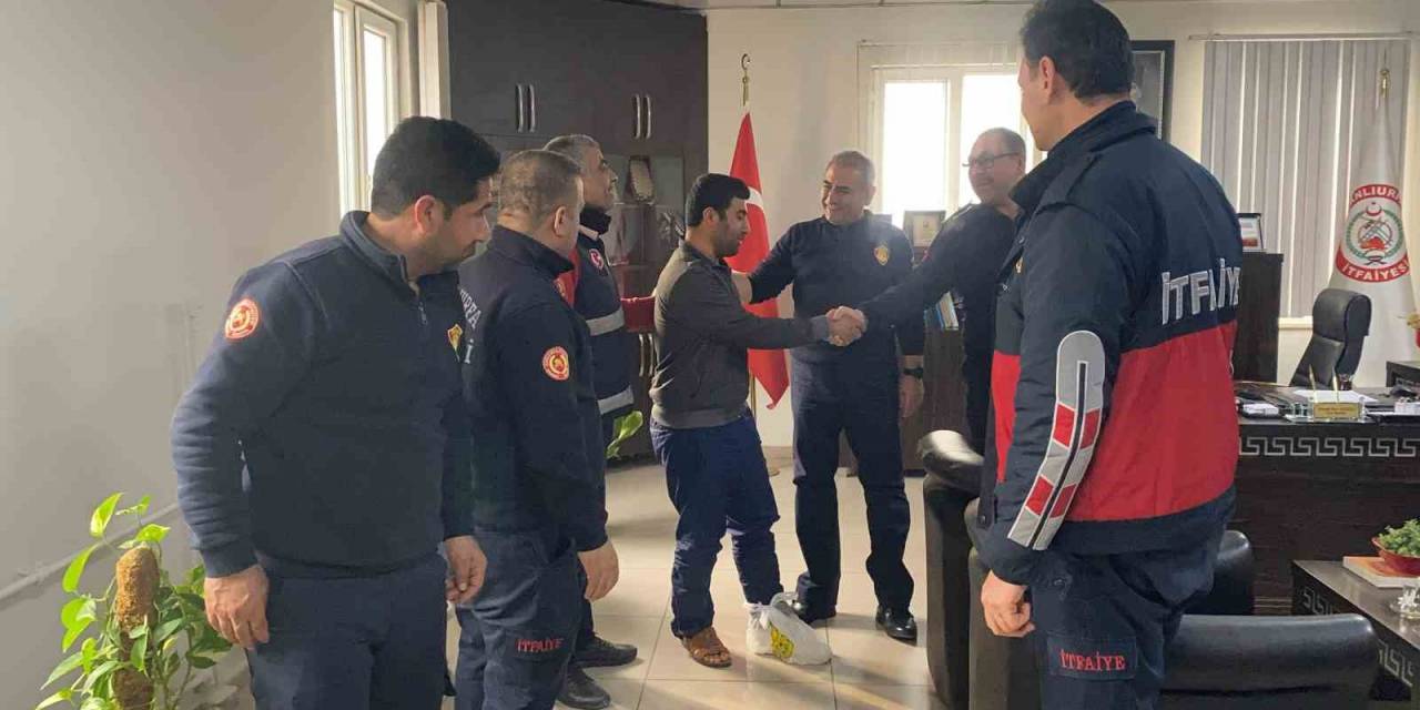 Göçük Altında Kalan İşçi Kendisini Kurtaran İtfaiye Erlerini Unutmadı
