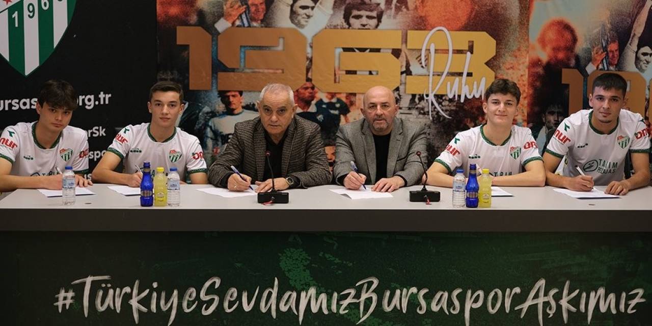 Bursaspor, 4 Genç Futbolcusunu Profesyonel Yaptı