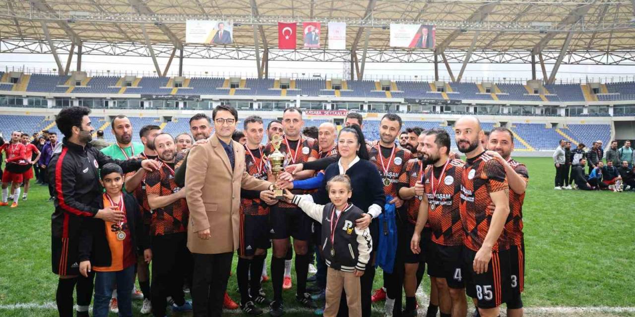 Kurumlar Arası Futbol Turnuvasının Şampiyonu İl Milli Eğitim Müdürlüğü Oldu