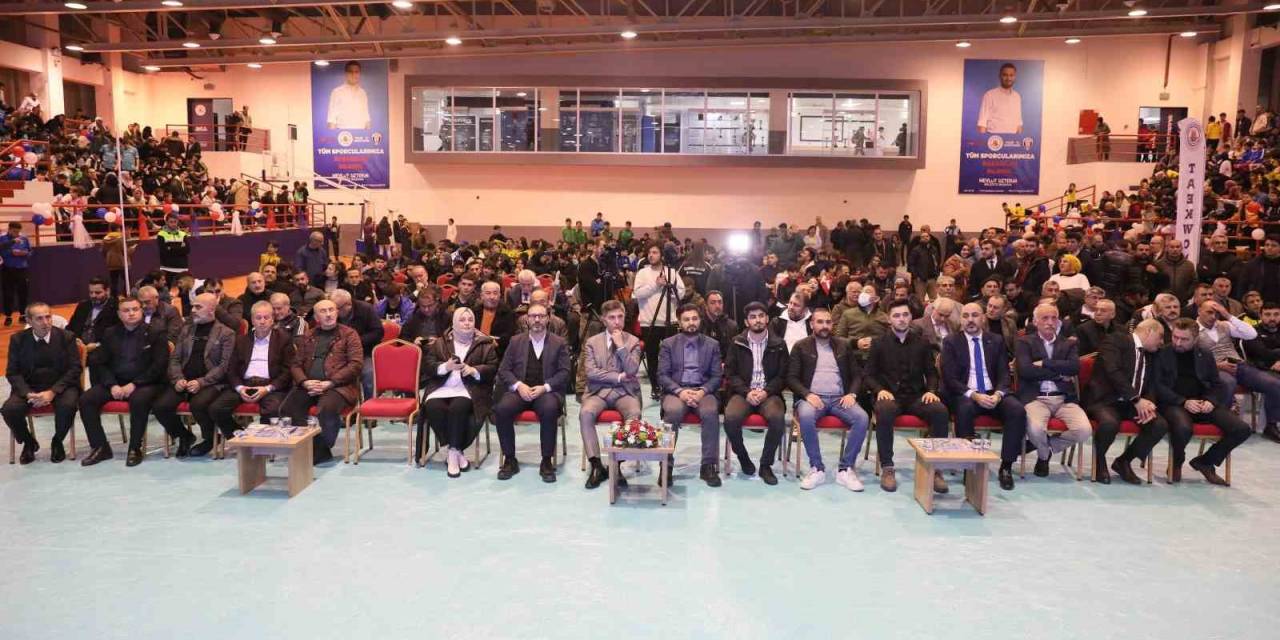 Kağıthane Belediyesi Amatör Spor Kulüplerine Malzeme Desteğinde Bulundu