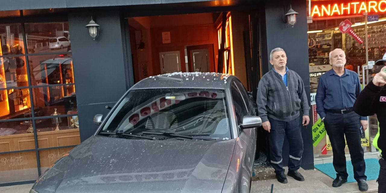 Park Halinde Freni Boşalan Otomobil Dükkana Daldı: Kaza Anları Kamerada