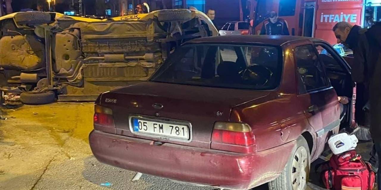 Merzifon’da Ticari Taksi İle Otomobil Çarpıştı: 3 Yaralı