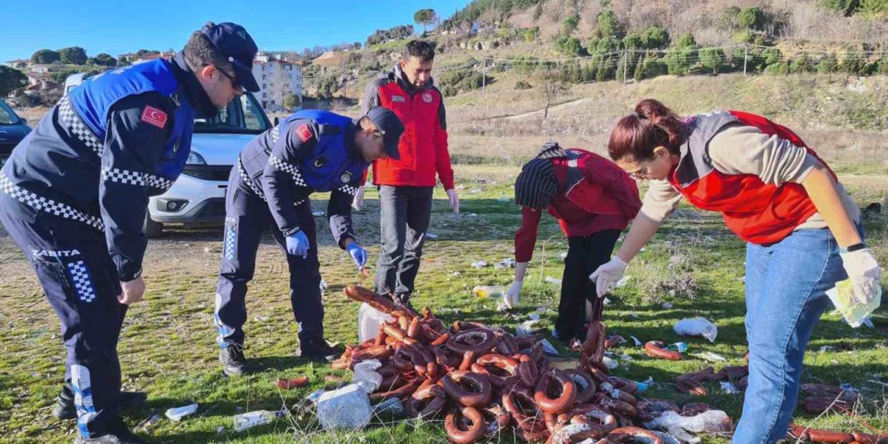 Yol Kenarına Atılan 100 Kilo Bozuk Sucuk İmha Edildi