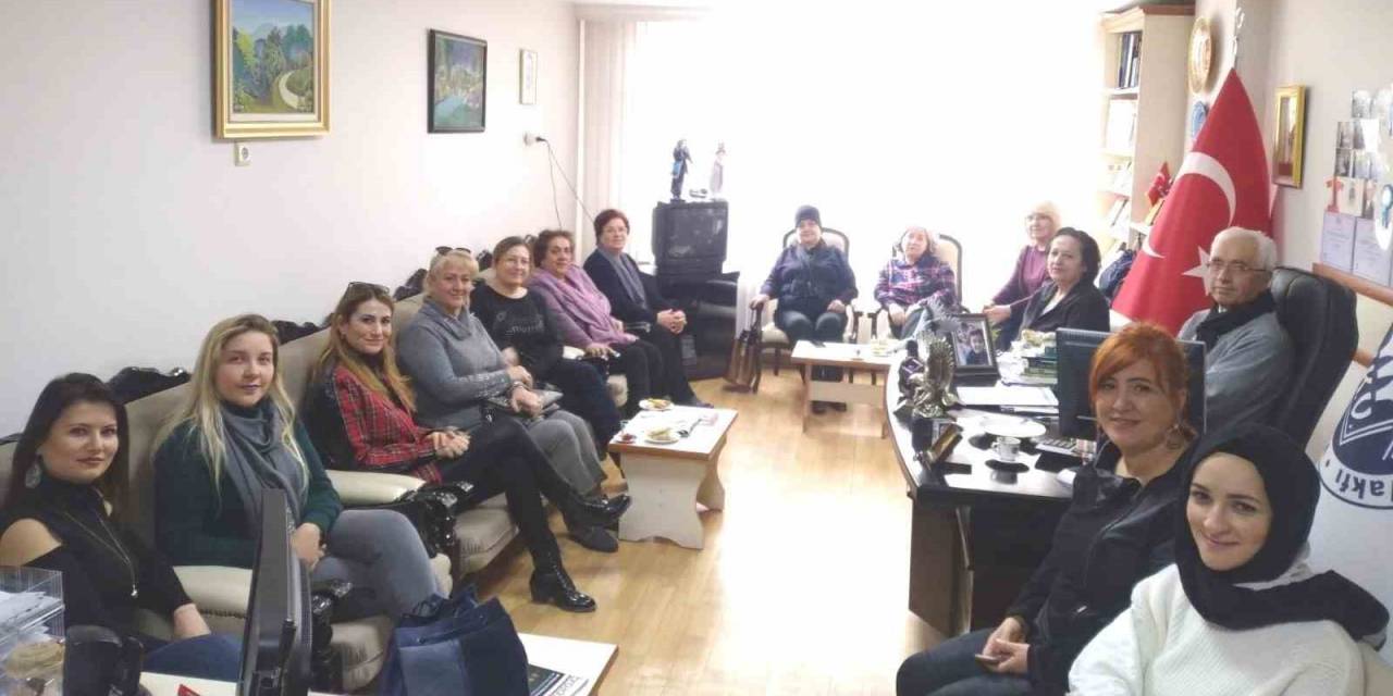 Kütahya Sosyal Yardım Ve Kültür Vakfı 100 Çocuğu Sevindirdi