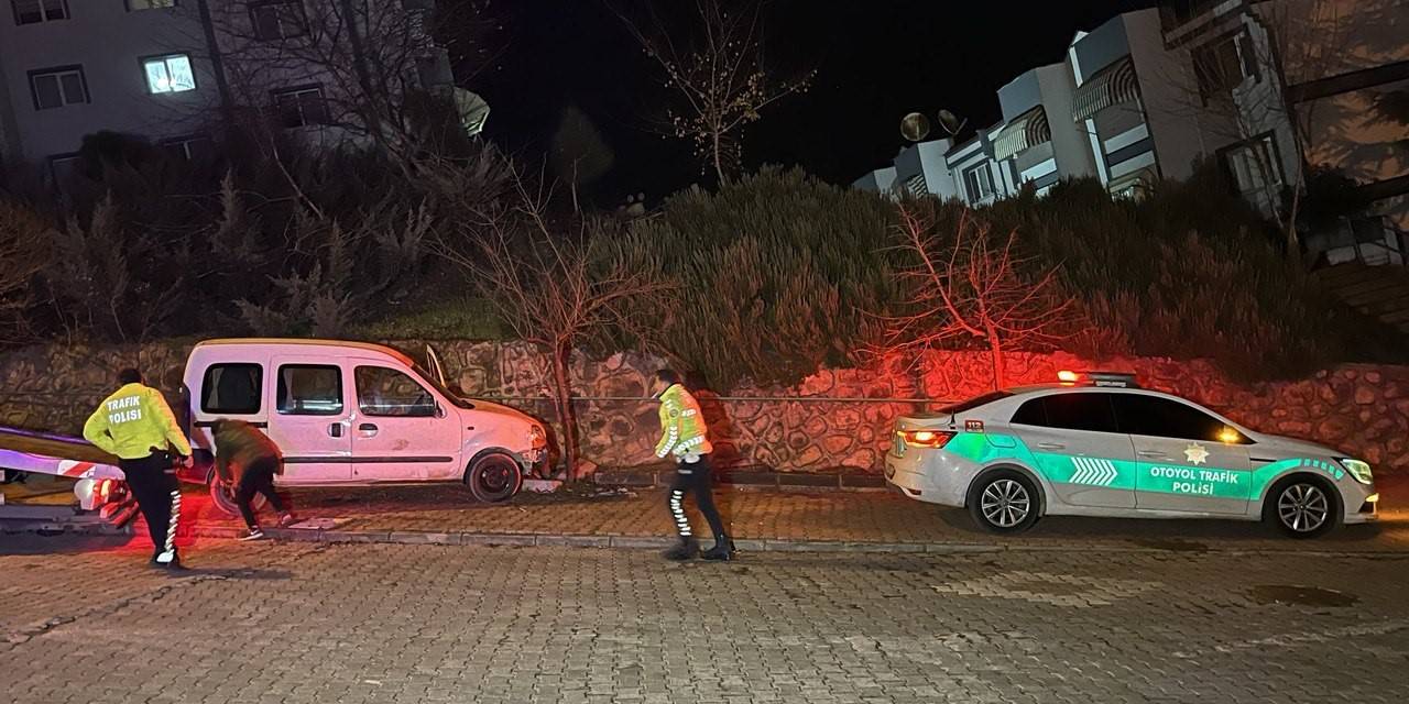 Alkollü Sürücü Önce Polis Aracına, Sonra Ağaca Çarparak Durdu: 2 Gözaltı